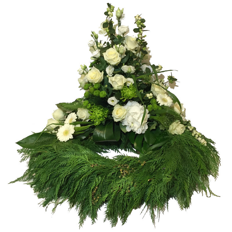 Klassisk cypresskrans med vita blommor